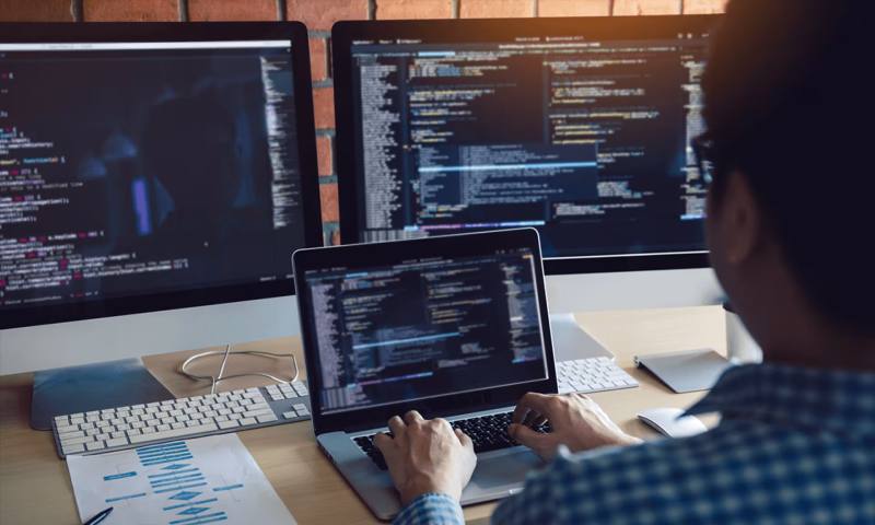 数据科学选型:R与Python如何赋能雨湖区网站建设?